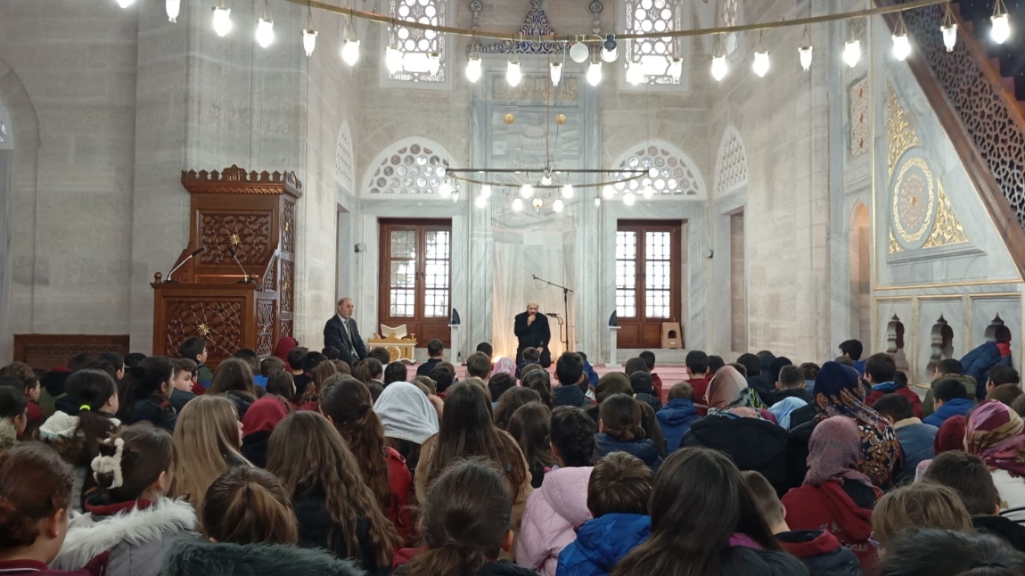  Din Kültürü ve Ahlak Bilgisi dersi müfredat konuları çerçevesinde 5 ve 6 sınıflarımızla İlçemizin  Cedit Ali Paşa Camisini ziyaret ettik.  